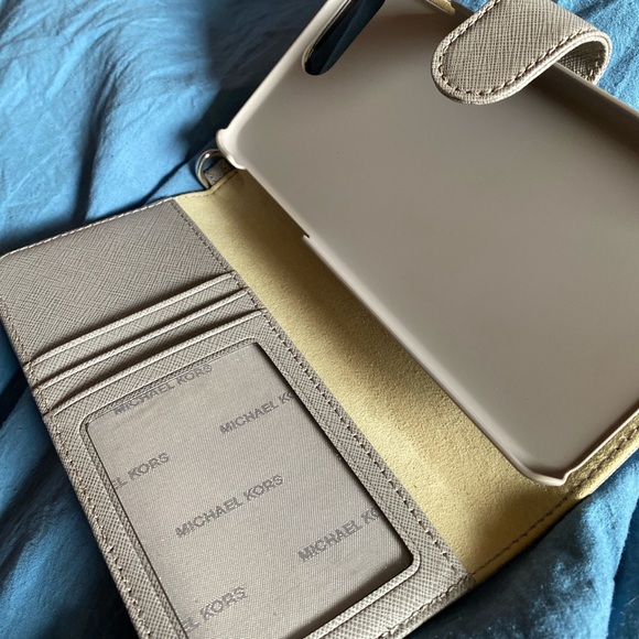 Michael Kors wallet / iPhone 7plus case - Picture 2 of 3